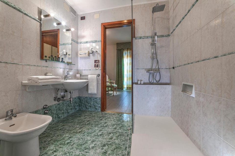 Superior Double or Twin Room | Bathroom | Towels