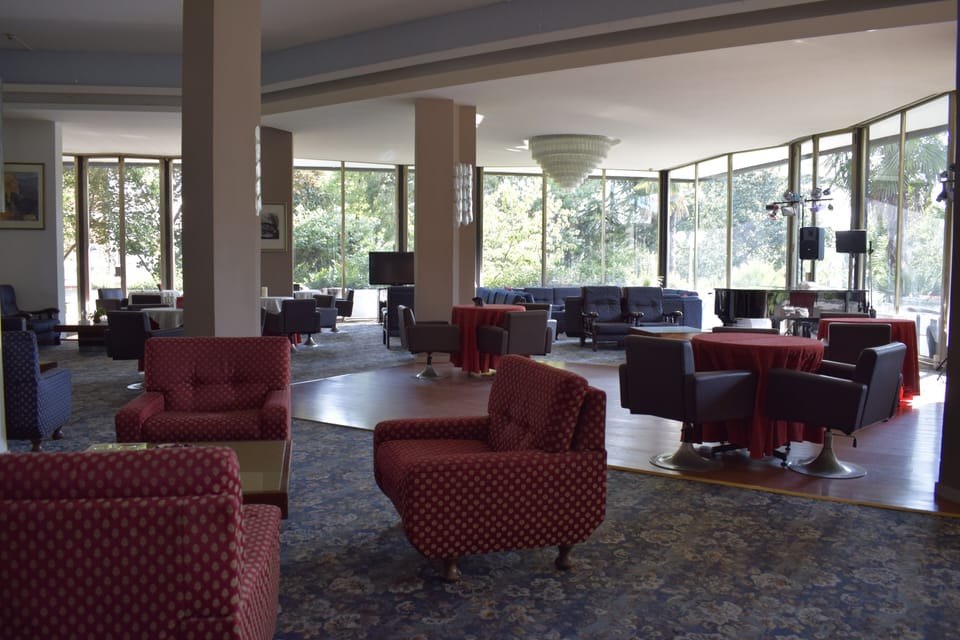 Lobby lounge