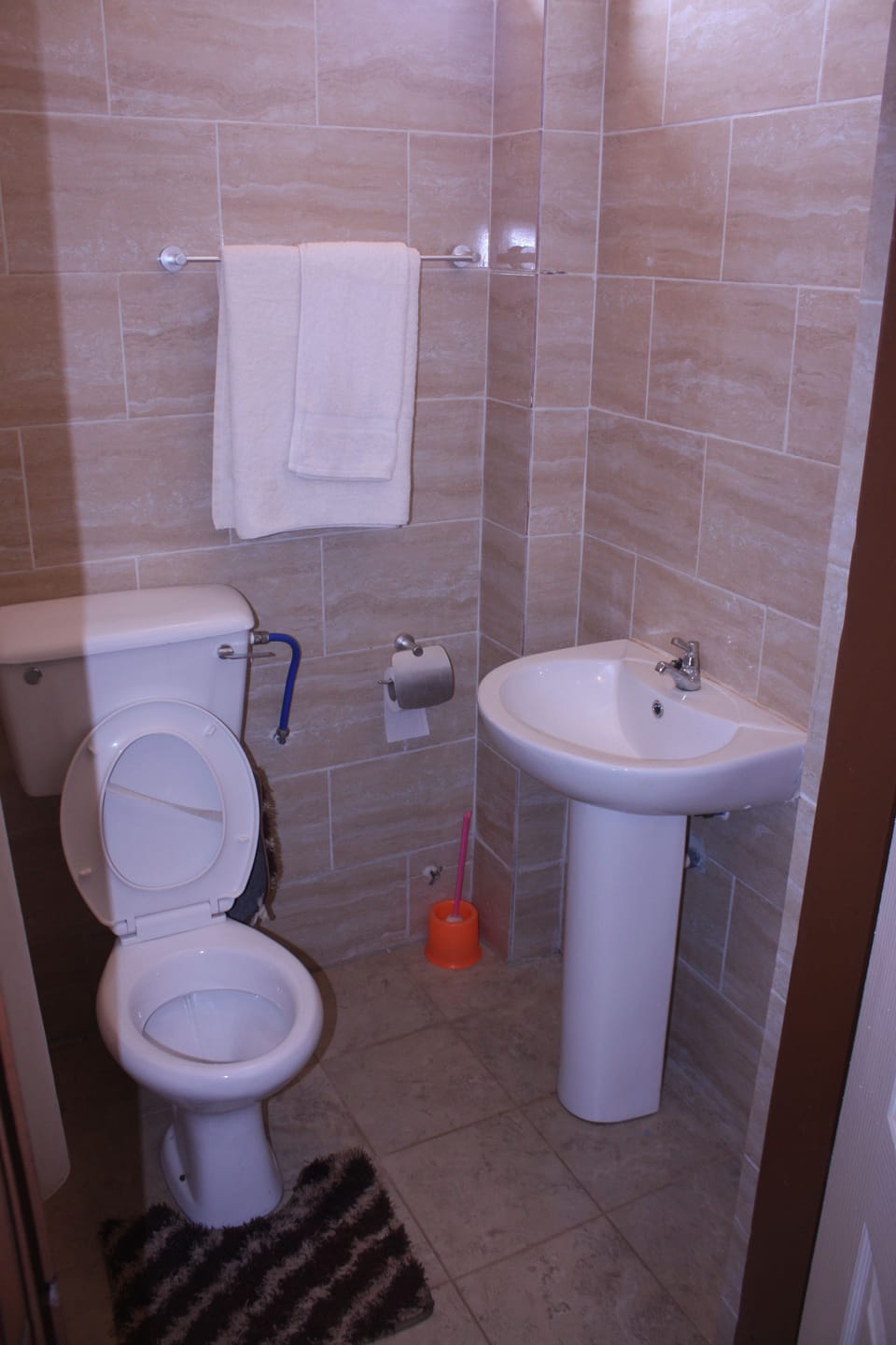 Shower, rainfall showerhead, free toiletries, towels