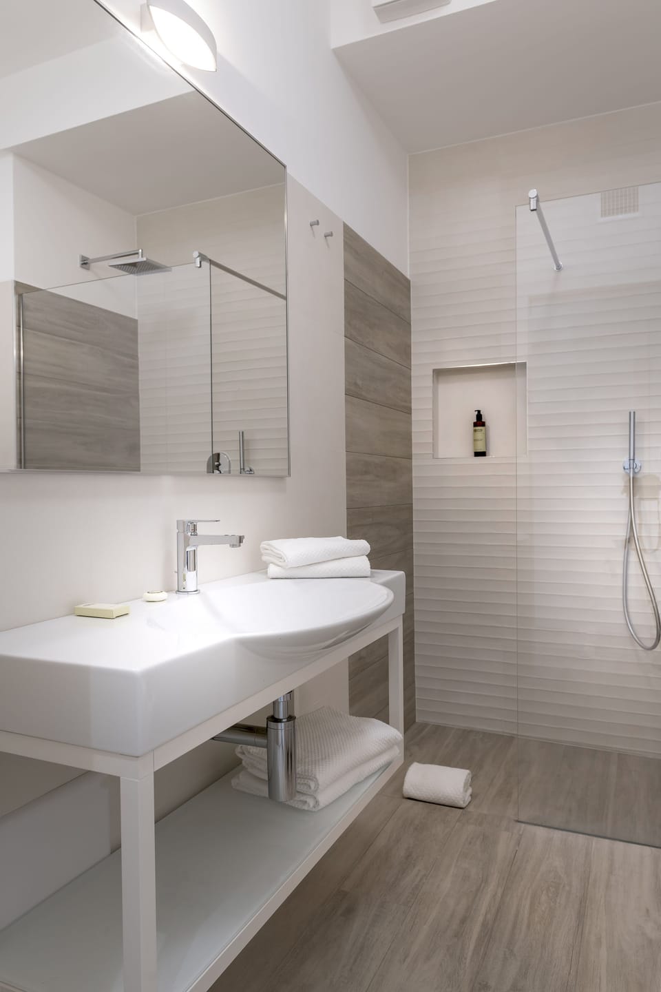 Shower, rainfall showerhead, free toiletries, hair dryer