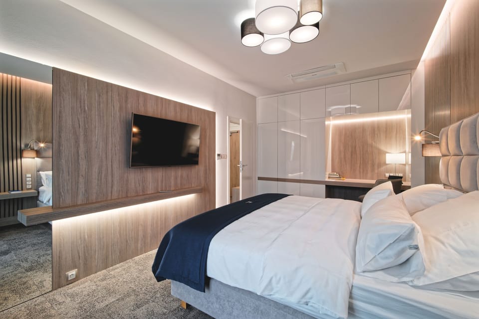 Superior Suite | Hypo-allergenic bedding, minibar, desk, laptop workspace