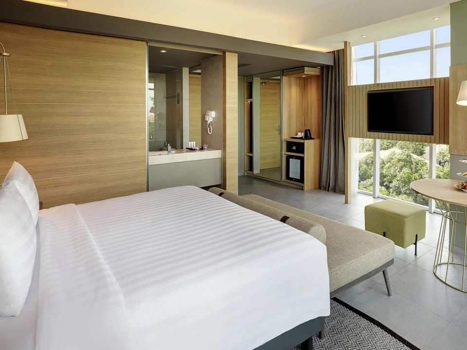 Junior Suite, 1 King Bed | Premium bedding, in-room safe, desk, laptop workspace