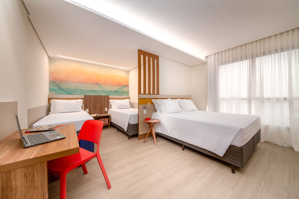 Standard Quádruplo - 1 Cama Queen e 2 Camas Solteiro | Minibar, in-room safe, blackout drapes, soundproofing
