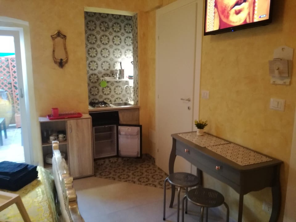 Deluxe Suite, Garden View | Individually decorated, individually furnished, desk, laptop workspace