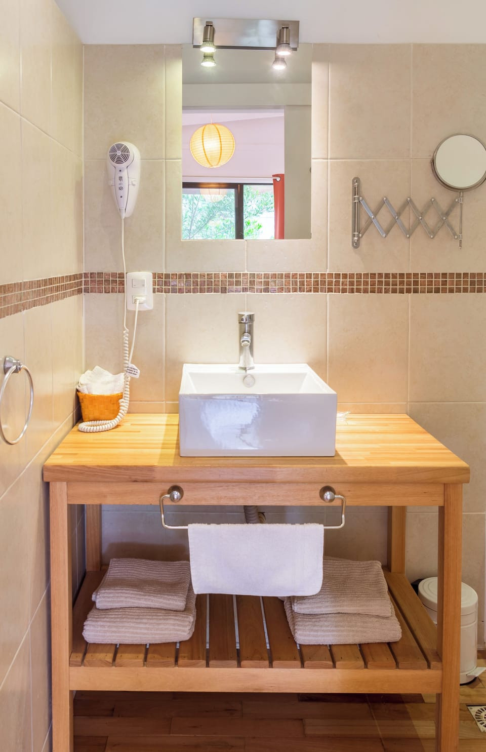 Comfort Triple Room | Bathroom | Shower, rainfall showerhead, free toiletries, hair dryer