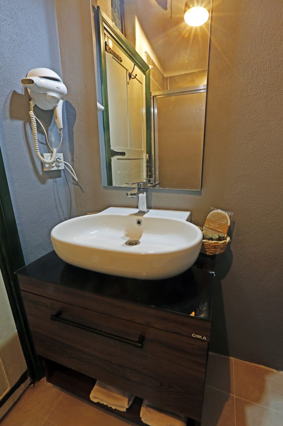 Bathroom sink
