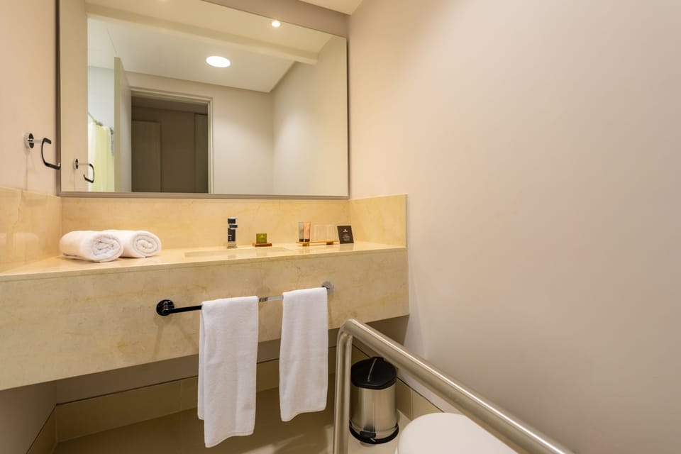 Shower, free toiletries, towels