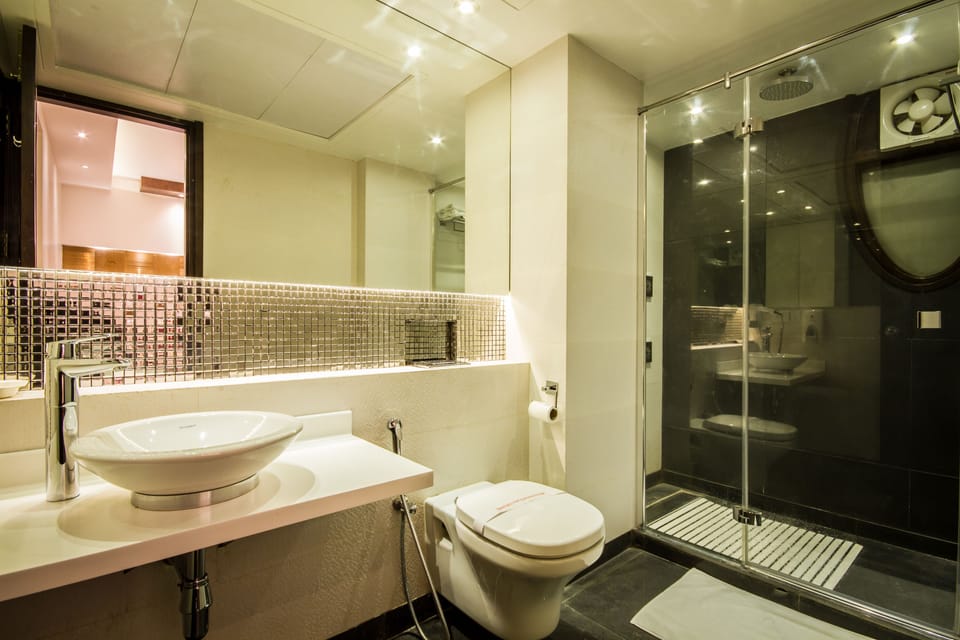 Studio Room with Breakfast | Bathroom | Shower, rainfall showerhead, free toiletries, hair dryer