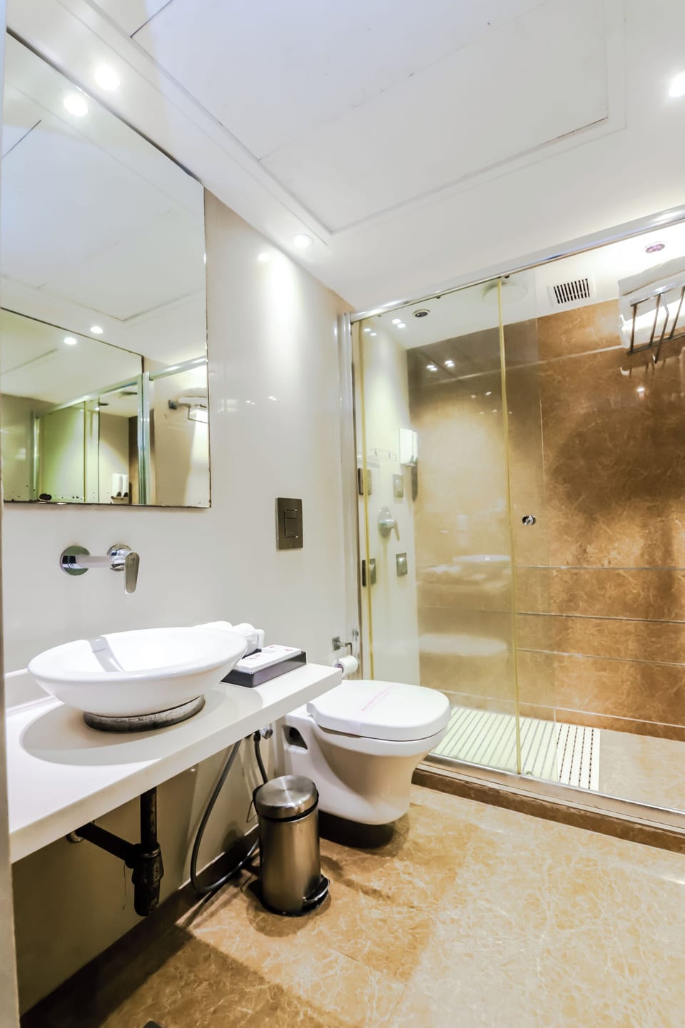 Shower, rainfall showerhead, free toiletries, hair dryer