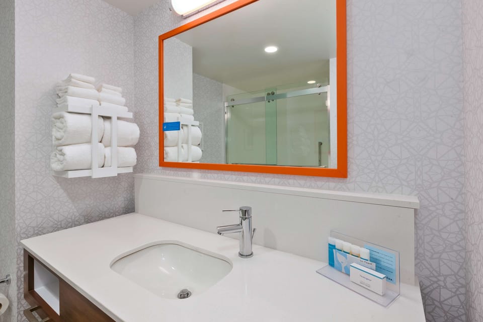 Combined shower/tub, free toiletries, hair dryer, towels