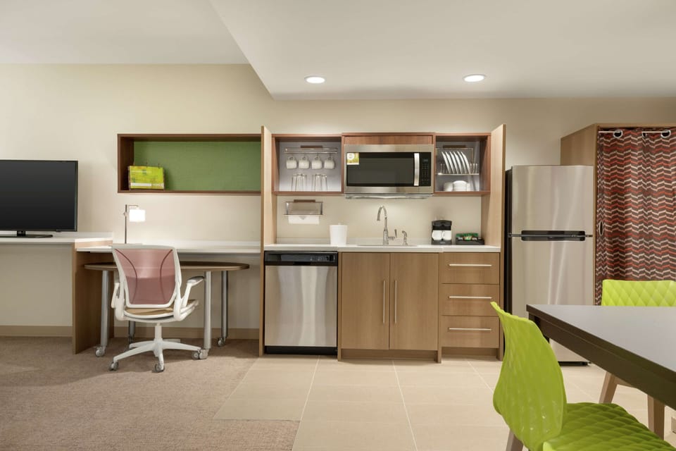 Suite, 1 Bedroom, Non Smoking | Living area | 47-inch Smart TV with digital channels, TV, Netflix