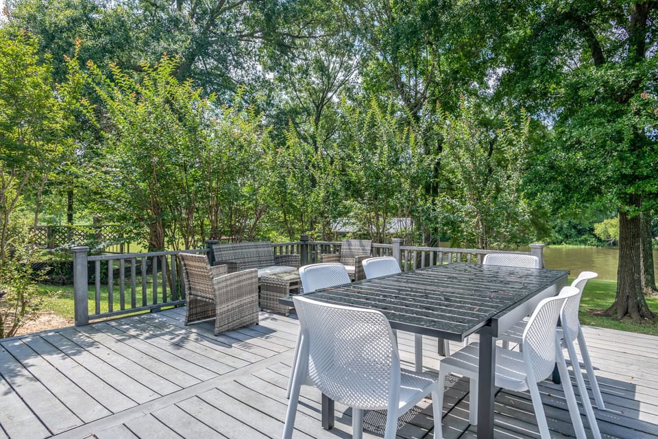 Deck eating and sitting area 