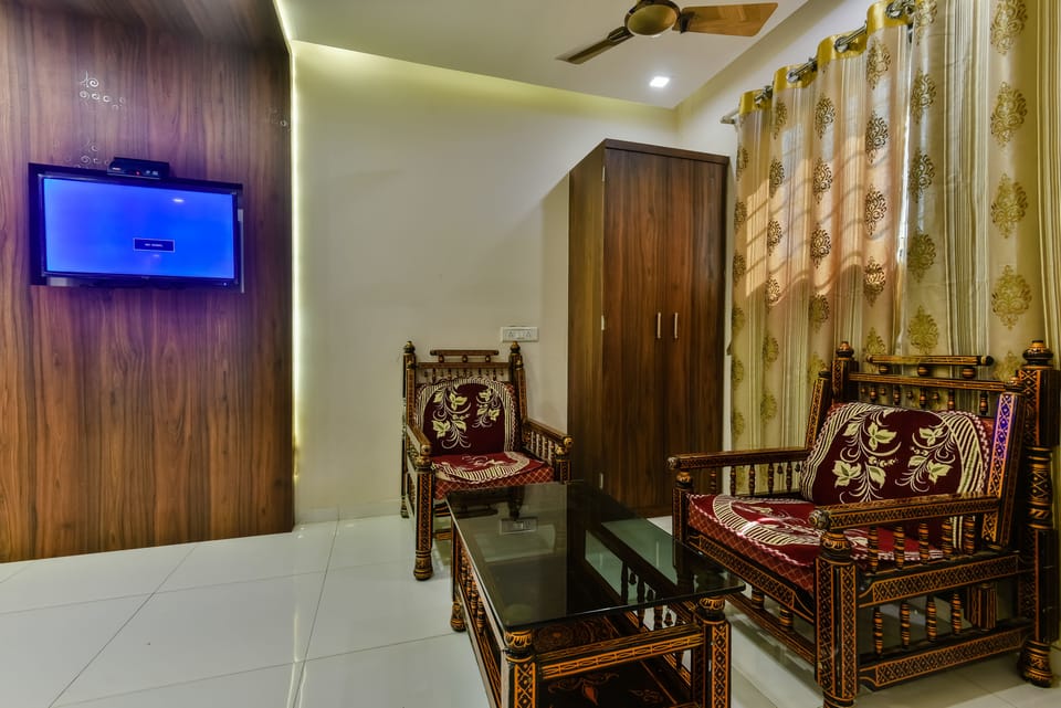 Royal Studio Suite | Free WiFi, bed sheets