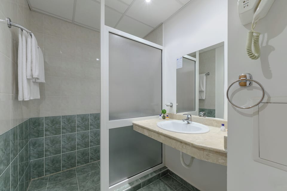 Shower, free toiletries, towels