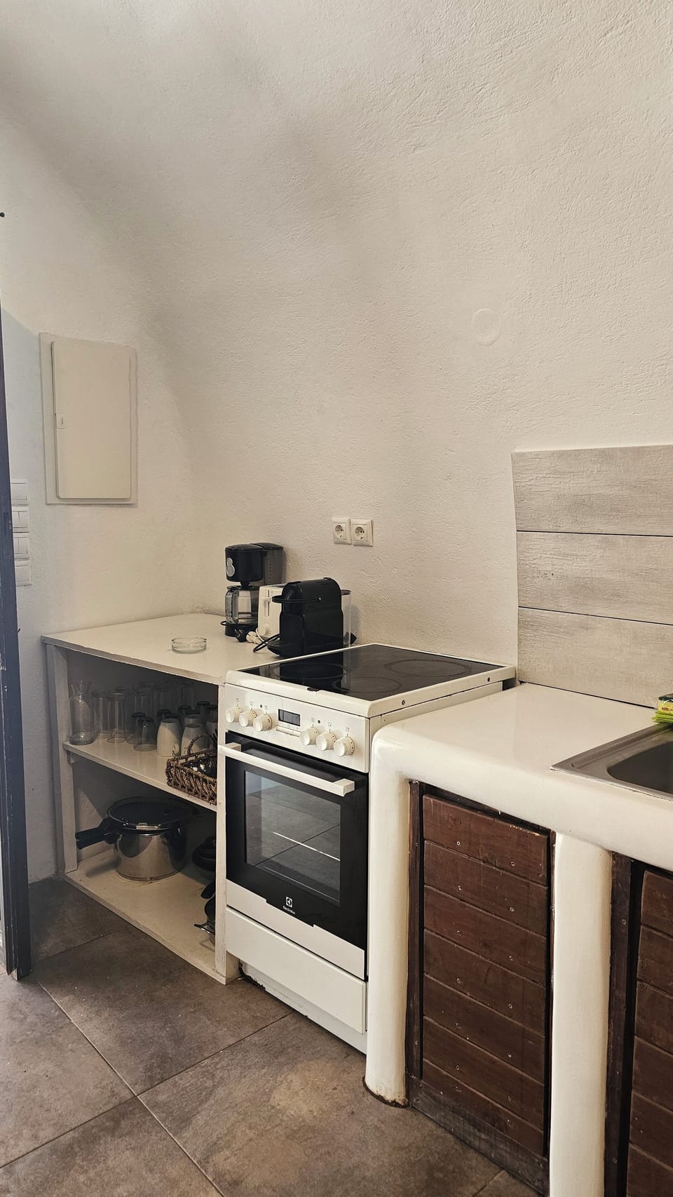 House | Private kitchen | Fridge, microwave, electric kettle, cookware/dishes/utensils