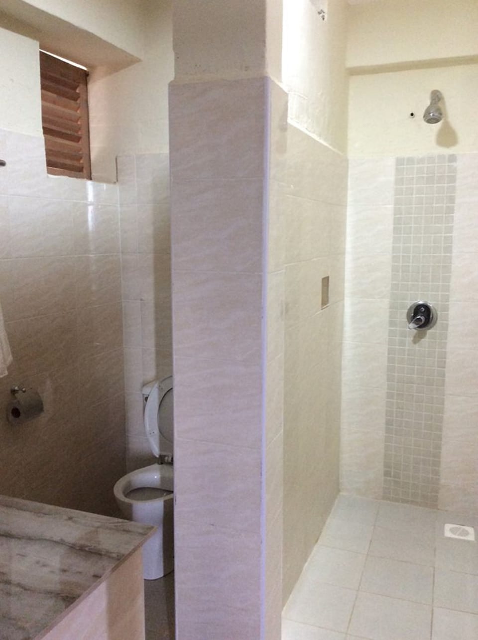 Shower, rainfall showerhead, free toiletries, slippers