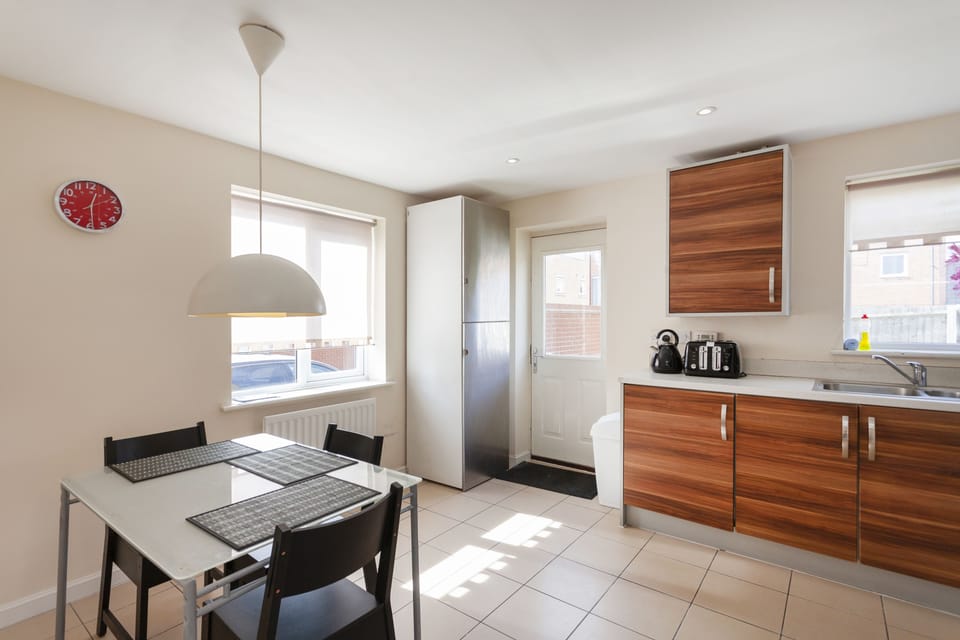 Hamber 4 Bedroom House | Private kitchen | Fridge, oven, stovetop, electric kettle