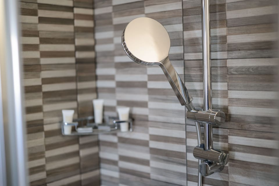 Comfort Triple Room, Balcony | Bathroom | Shower, free toiletries, hair dryer, bidet