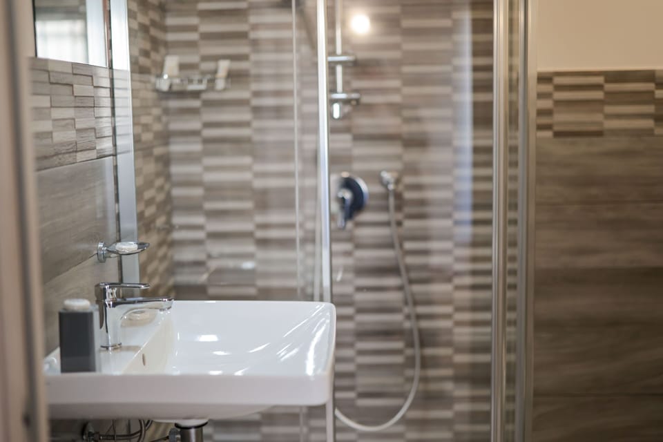 Comfort Triple Room, Balcony | Bathroom | Shower, free toiletries, hair dryer, bidet
