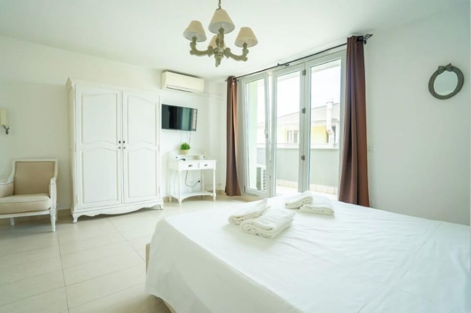 Superior Room | Hypo-allergenic bedding, minibar, desk, cribs/infant beds