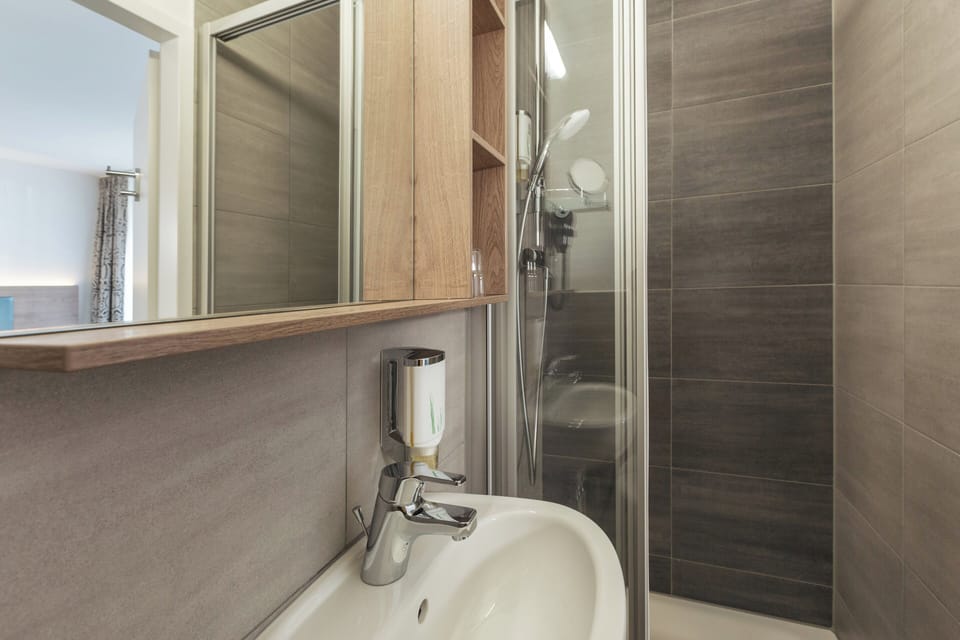 Shower, free toiletries, hair dryer, towels