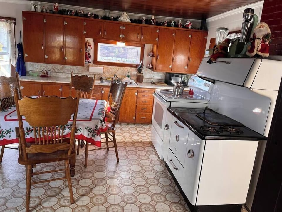 Traditional acadian kitchen (2)