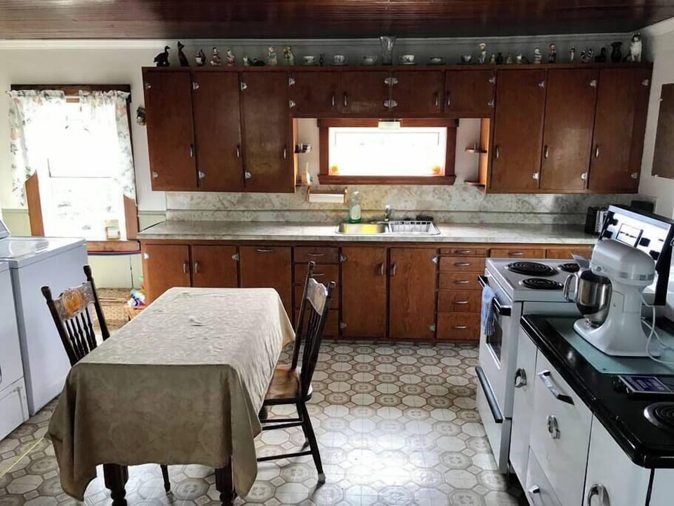 Traditional acadian kitchen (1)