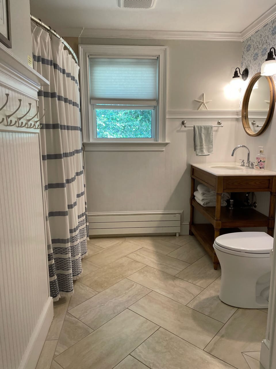 Spacious second bathroom with tub
