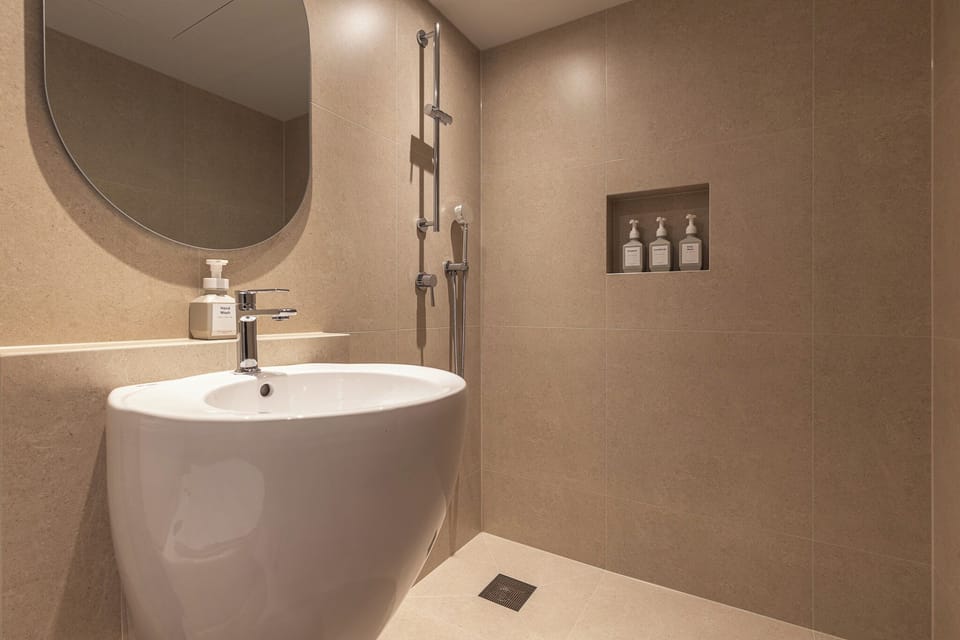 Double Room | Bathroom | Hair dryer, towels, shampoo, toilet paper