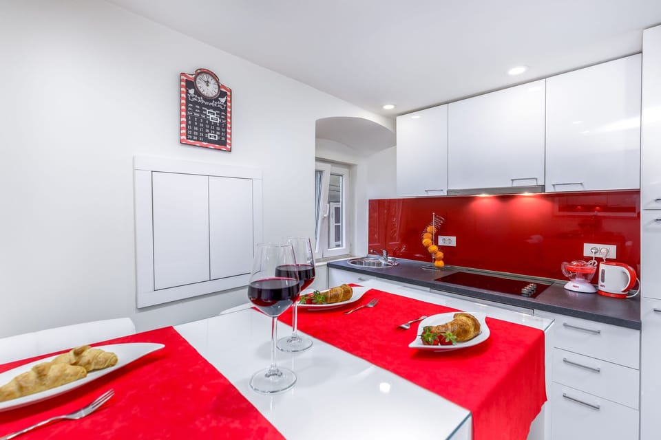 Apartment, 1 Bedroom | Private kitchen | Fridge, microwave, oven, stovetop