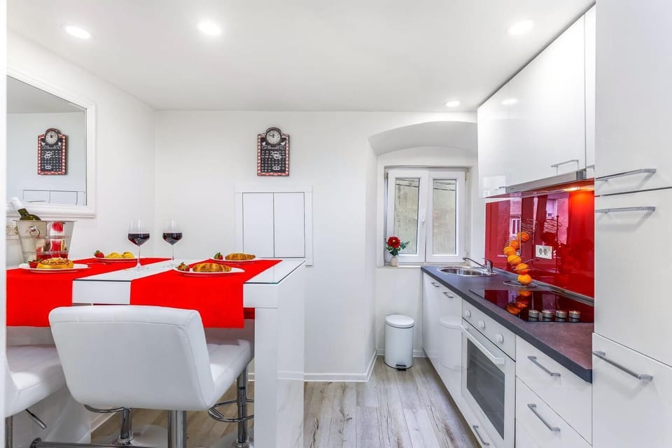 Apartment, 1 Bedroom | Private kitchen | Fridge, microwave, oven, stovetop