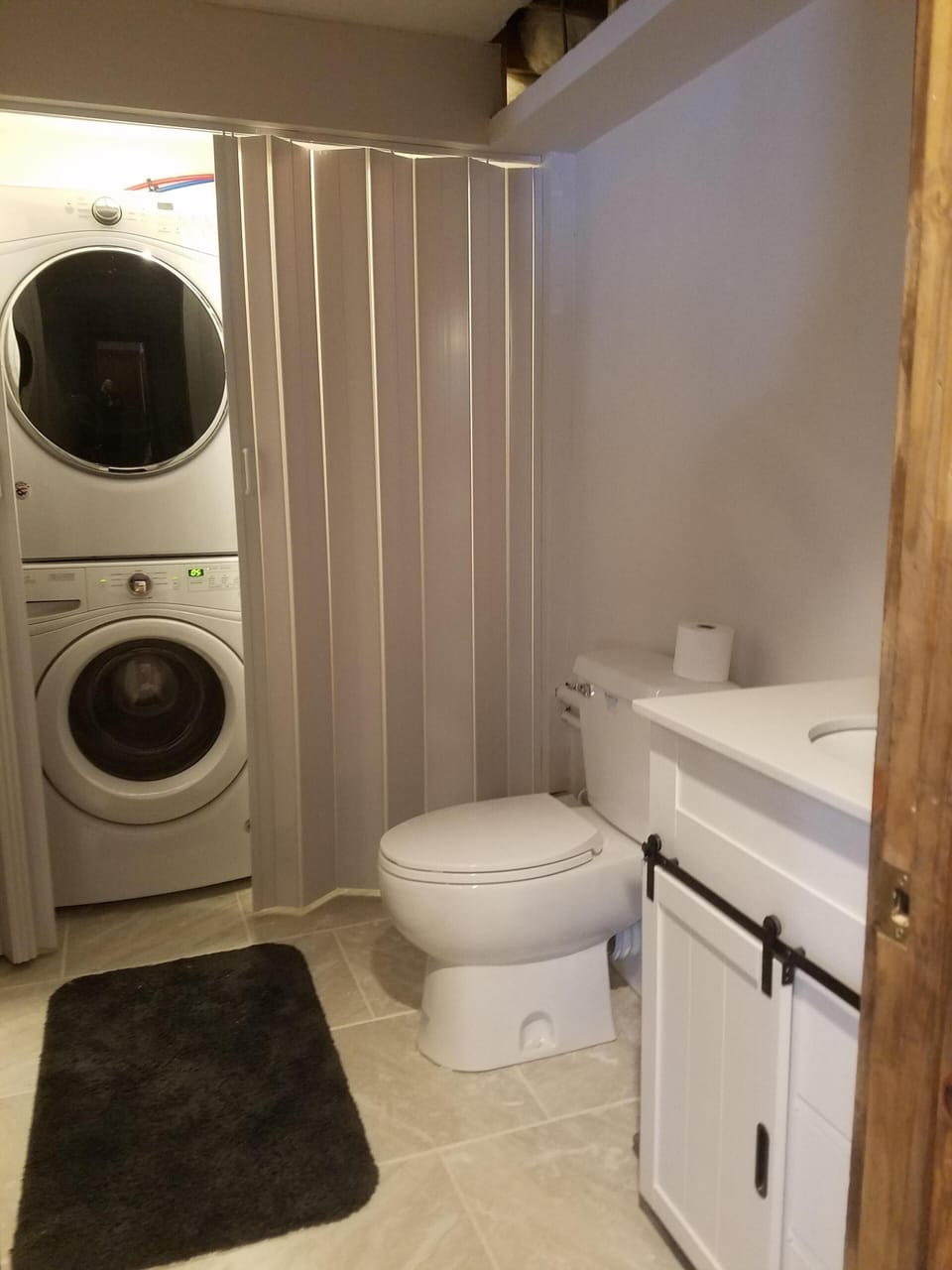 1st floor bath/laundry
