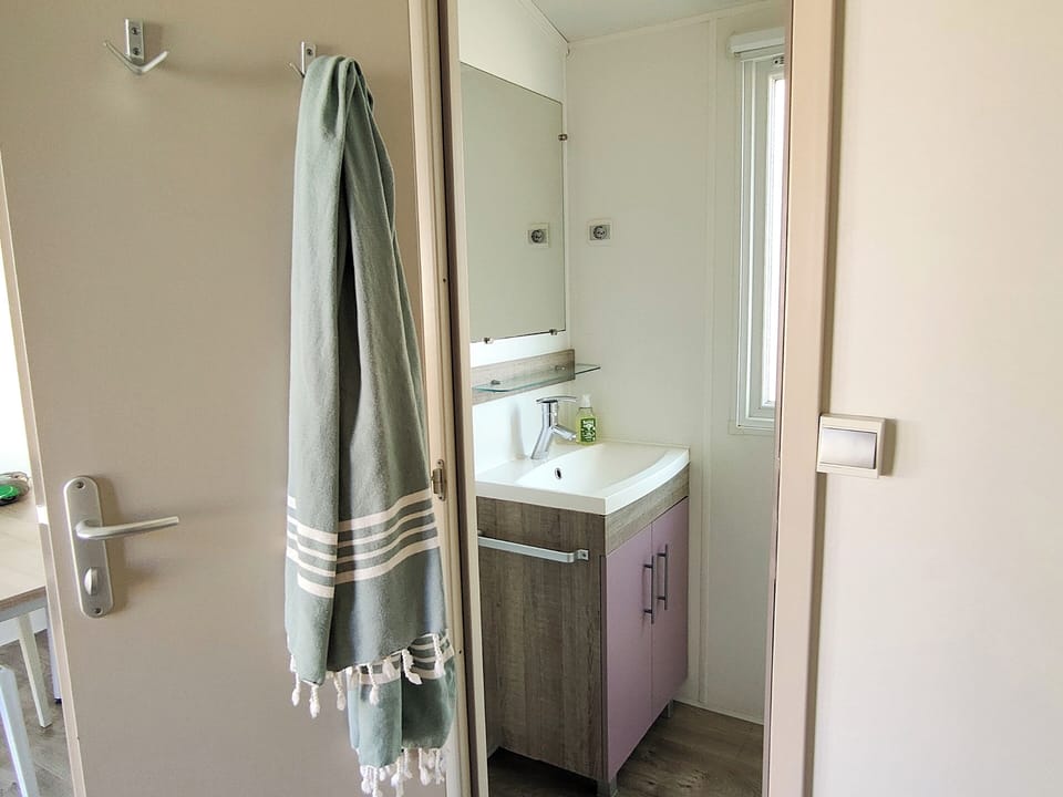 Chalet, 3 Bedrooms, Terrace | Bathroom | Shower, towels