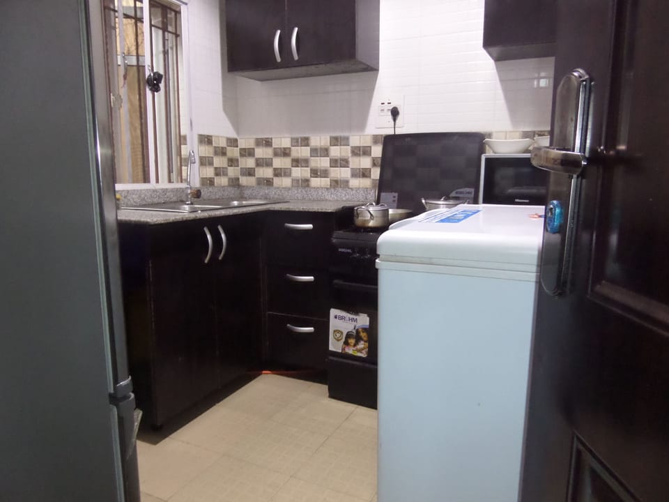 Full-size fridge, microwave, oven, stovetop