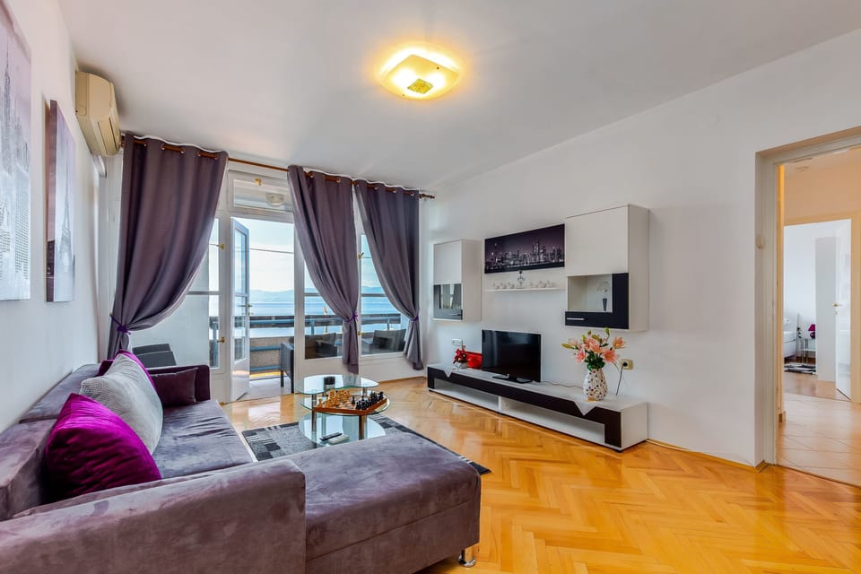 Apartment | Living room | Flat-screen TV
