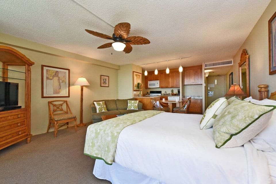 Relax and unwind in this bright studio with a comfortable queen bed