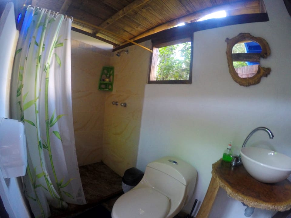 Traditional Twin Room, Mountain View (Azulejo) | Bathroom | Shower, rainfall showerhead, towels, soap