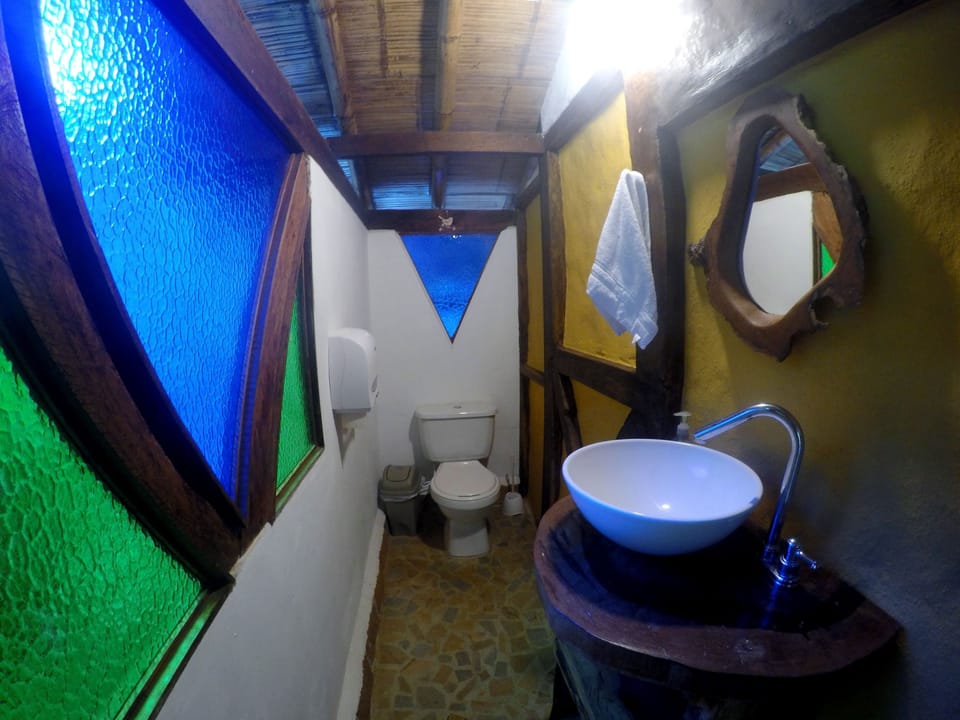 Traditional Twin Room, Mountain View (Azulejo) | Bathroom | Shower, rainfall showerhead, towels, soap