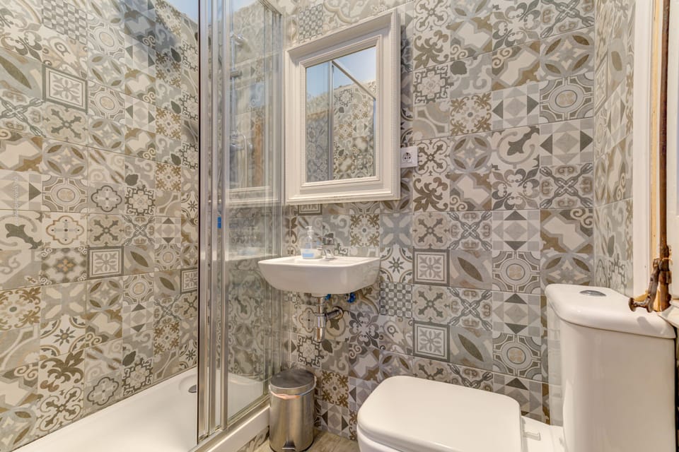 Twin Room, City View | Bathroom | Shower, hair dryer, towels, soap
