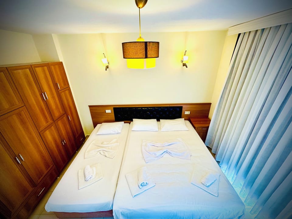 Standard Triple Room | Desk, iron/ironing board, free WiFi, bed sheets