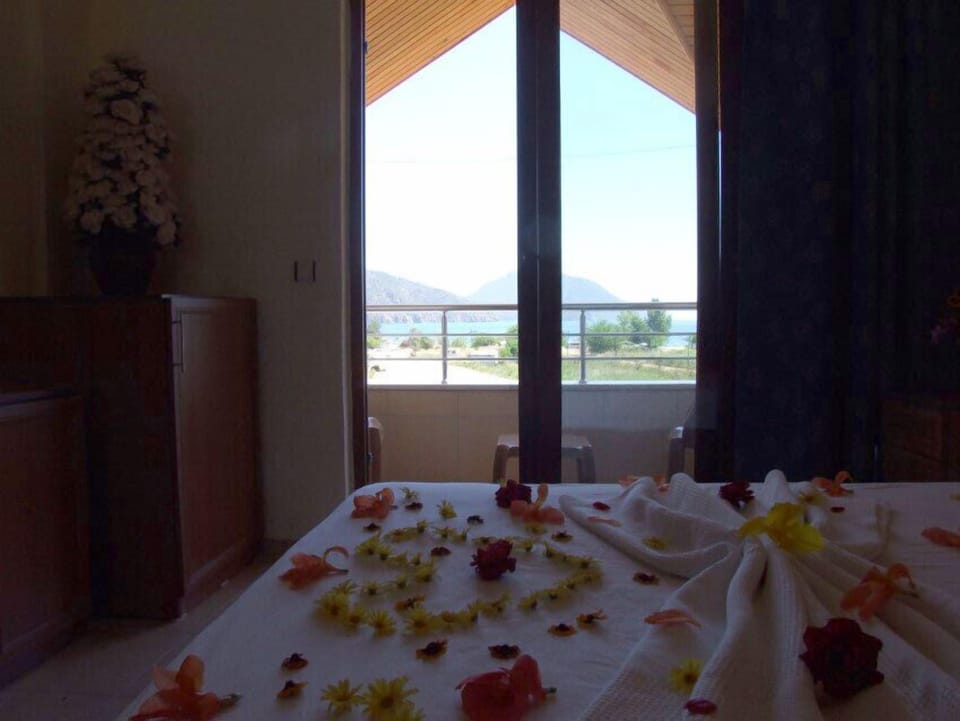 Standard Triple Room | Desk, iron/ironing board, free WiFi, bed sheets