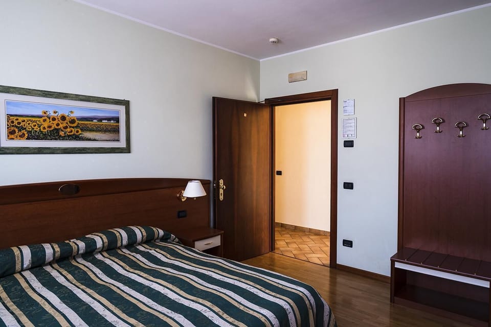 Minibar, desk, WiFi (free)
