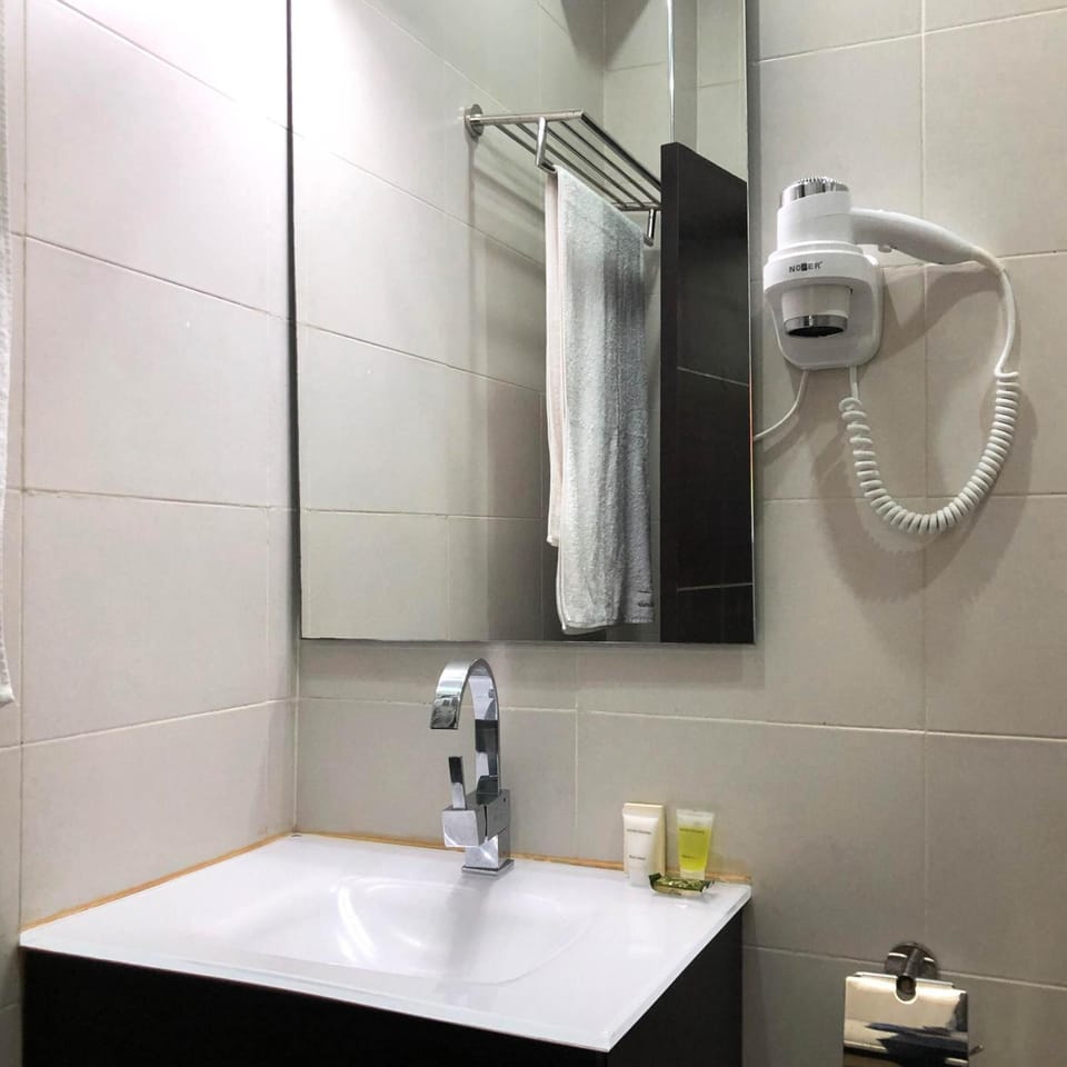 Shower, rainfall showerhead, free toiletries, hair dryer