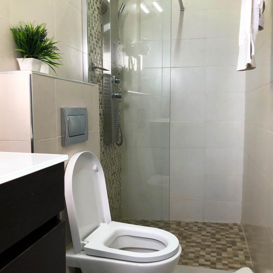 Shower, rainfall showerhead, free toiletries, hair dryer