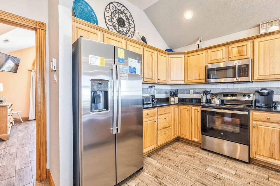 Top-Level Kitchen with Bar (seats 5)