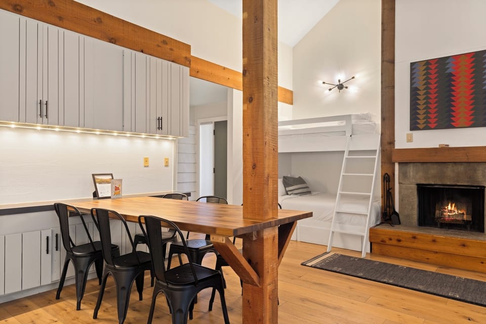 Kitchen & dining area