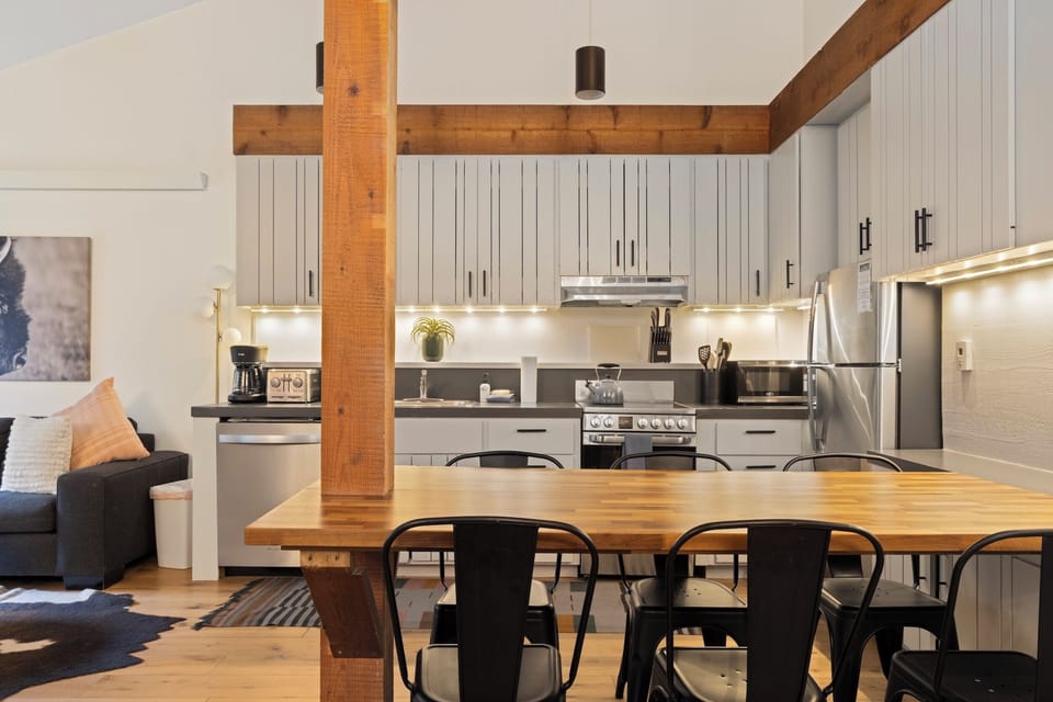 Kitchen & dining area