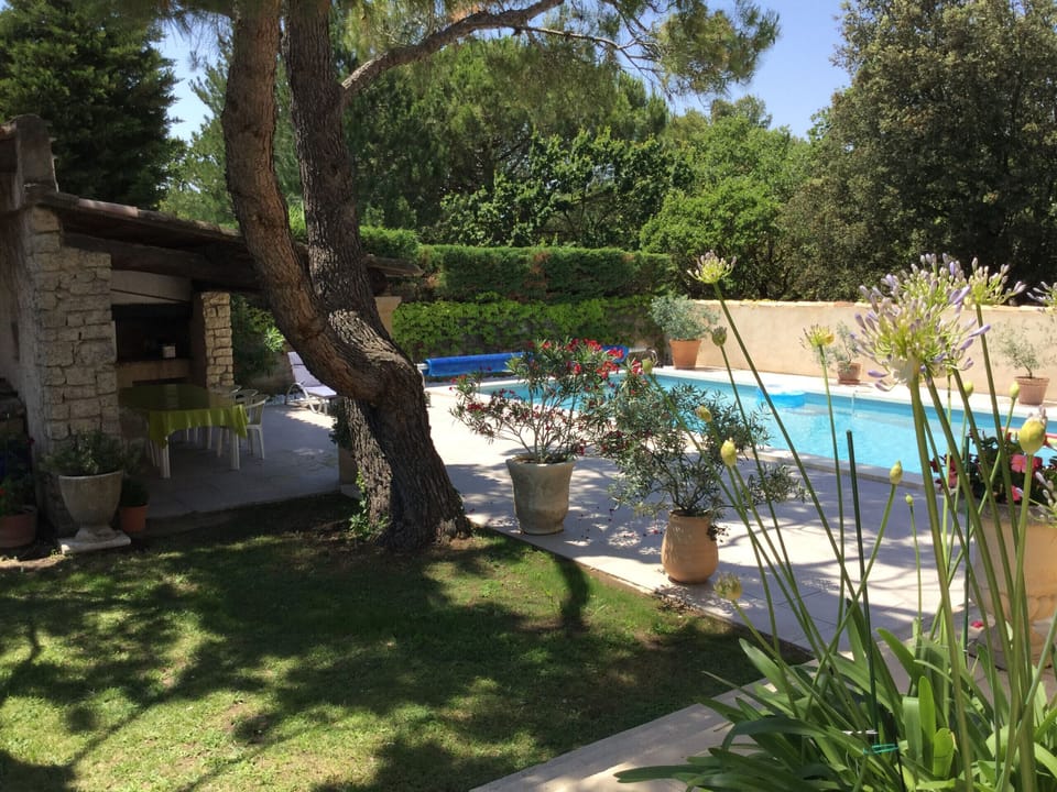 TAILLADES vacation rental, comfortable house for rent with garden for 6 people. Online reservation with Plaisirs & Maisons de Provence
