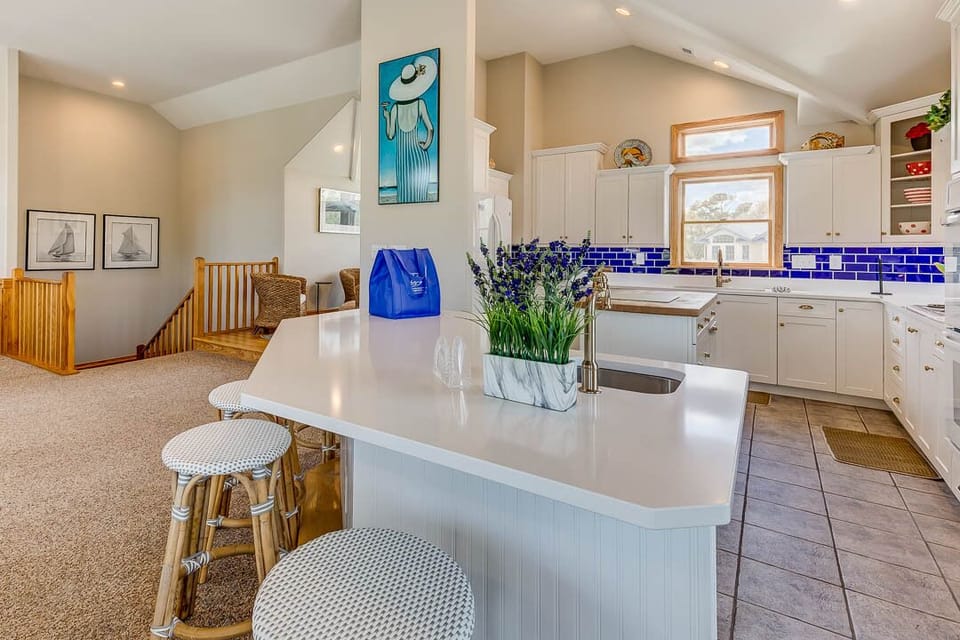 Top-Level Kitchen with Bar (seats 4)