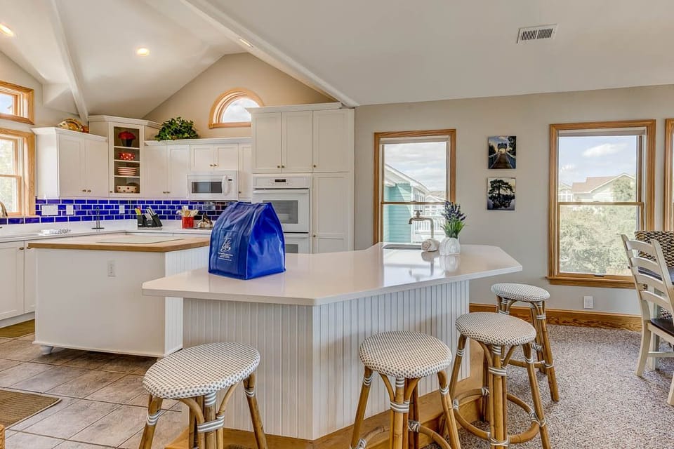 Top-Level Kitchen with Bar (seats 4)